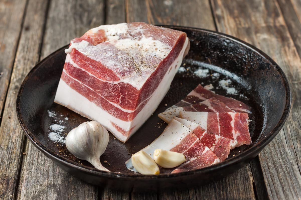 Засолюємо сало з цукром - рецепт / depositphotos.com Засолюємо сало з цукром - рецепт / depositphotos.com