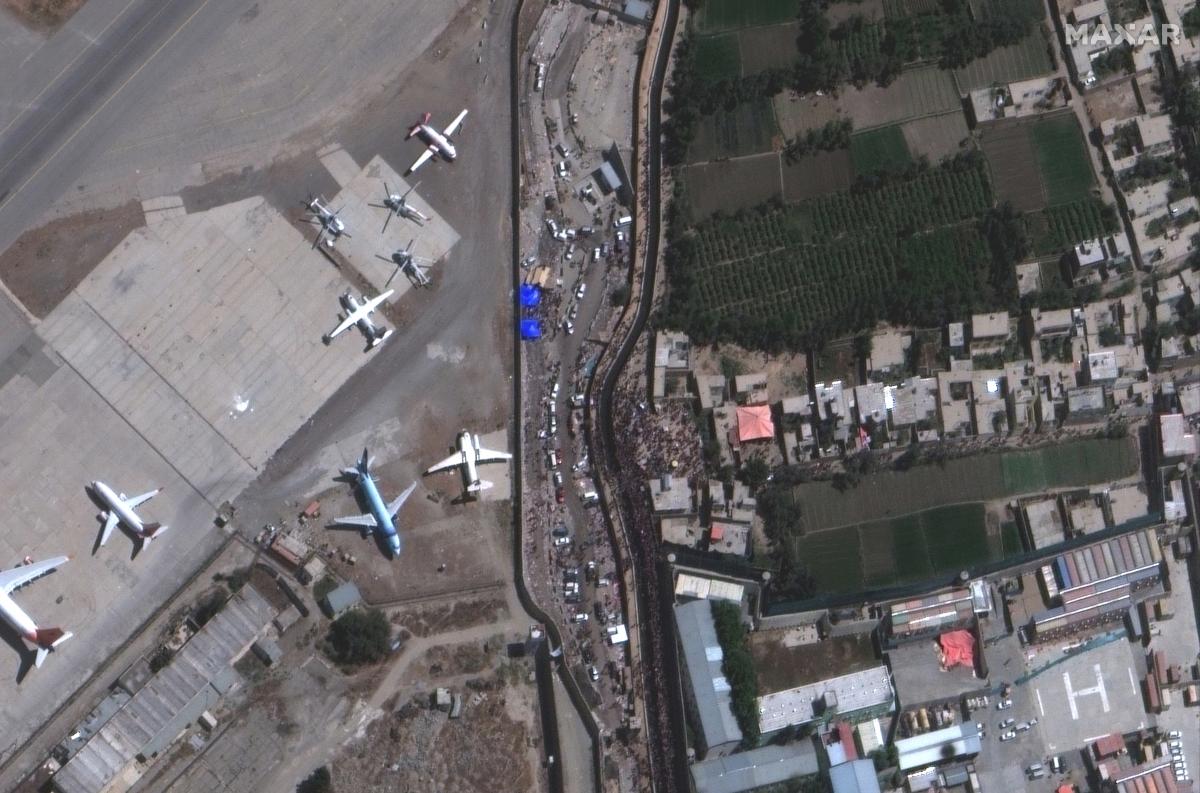 Два взрыва произошли рядом с аэропортом Кабула / фото REUTERS