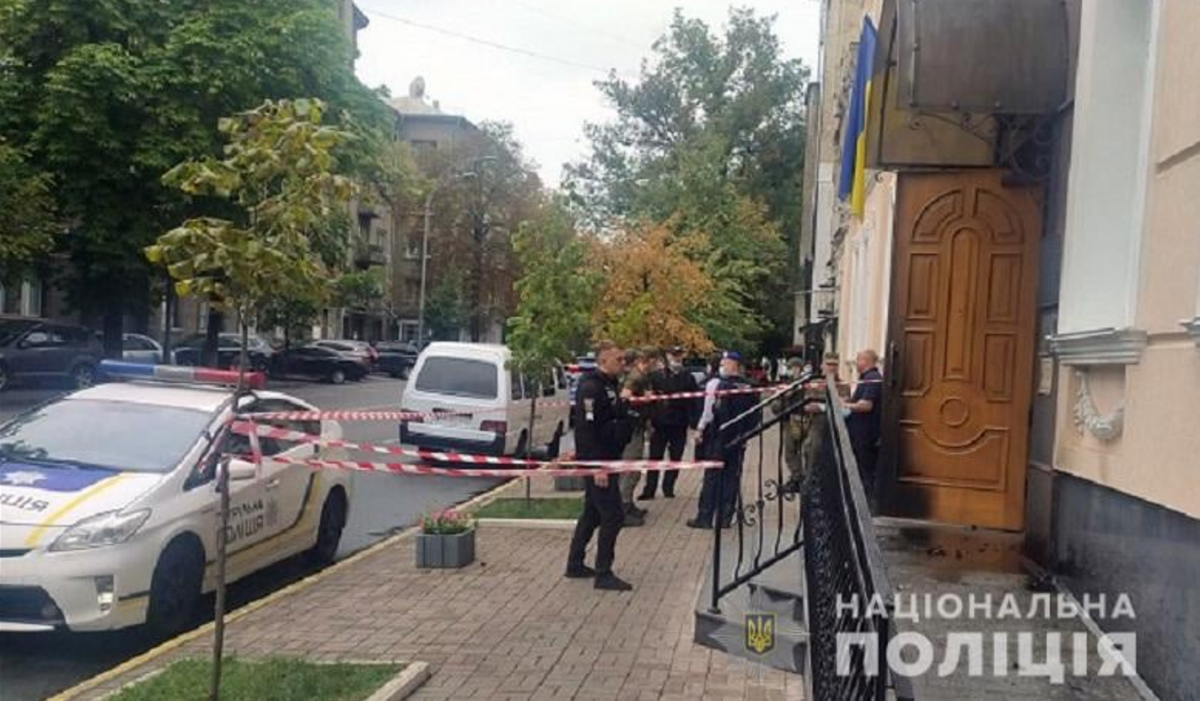 У будівлю полетів "коктейль Молотова" / фото: Нацполіція У будівлю полетів "коктейль Молотова" / фото: Нацполіція