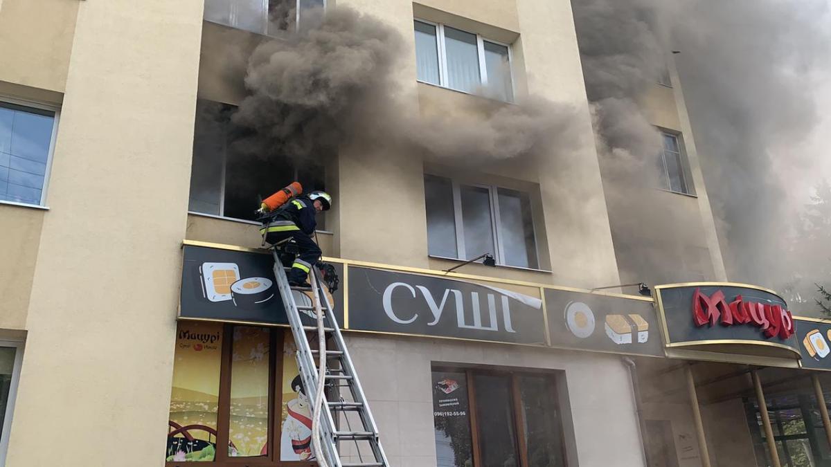 'Побачили блискавку': у Рівному евакуювали мешканців багатоповерхівки через електронну сигарету (відео) 'Побачили блискавку': у Рівному евакуювали мешканців багатоповерхівки через електронну сигарету (відео)