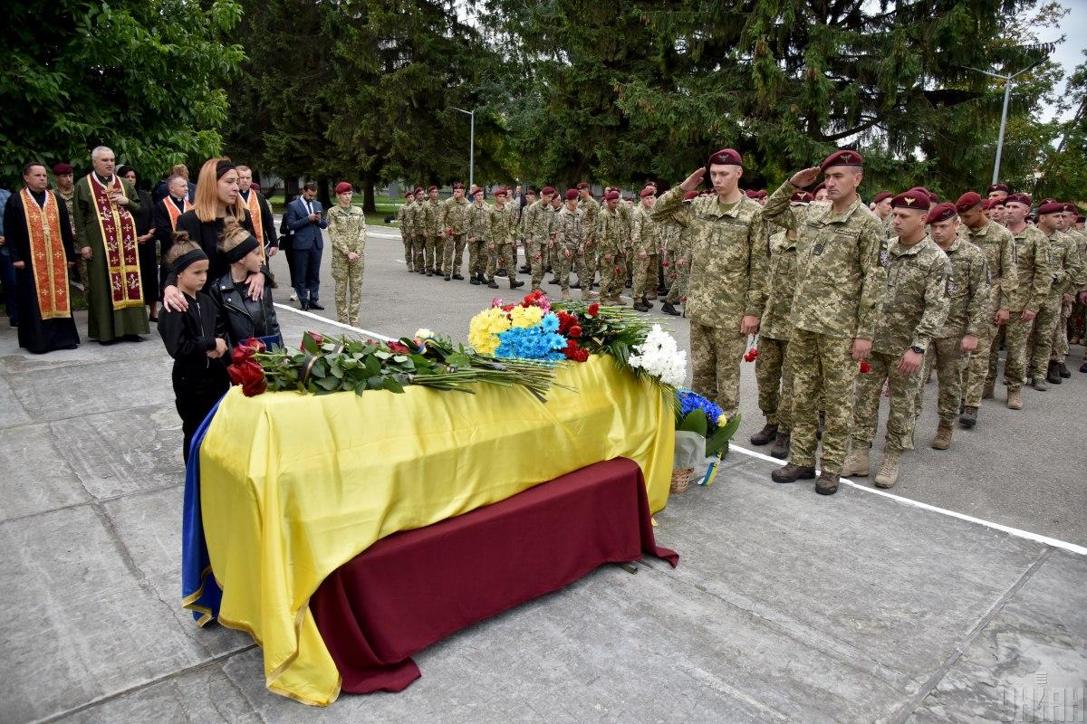 У Львові попрощалися з Кіборгом Дмитром Гудзиком (фоторепортаж, відео) У Львові попрощалися з Кіборгом Дмитром Гудзиком (фоторепортаж, відео)