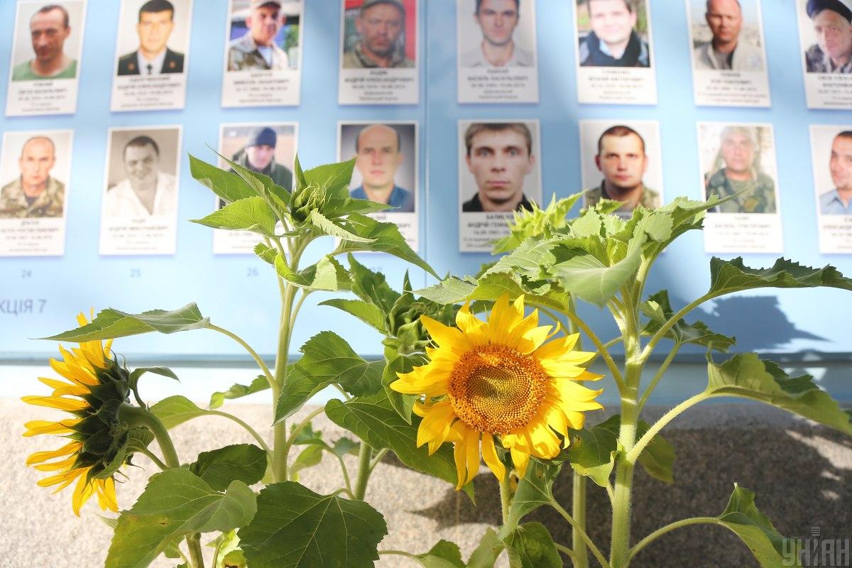 Україна вшановує пам'ять своїх захисників, що загинули за її незалежність / фото УНІАН Україна вшановує пам'ять своїх захисників, що загинули за її незалежність / фото УНІАН