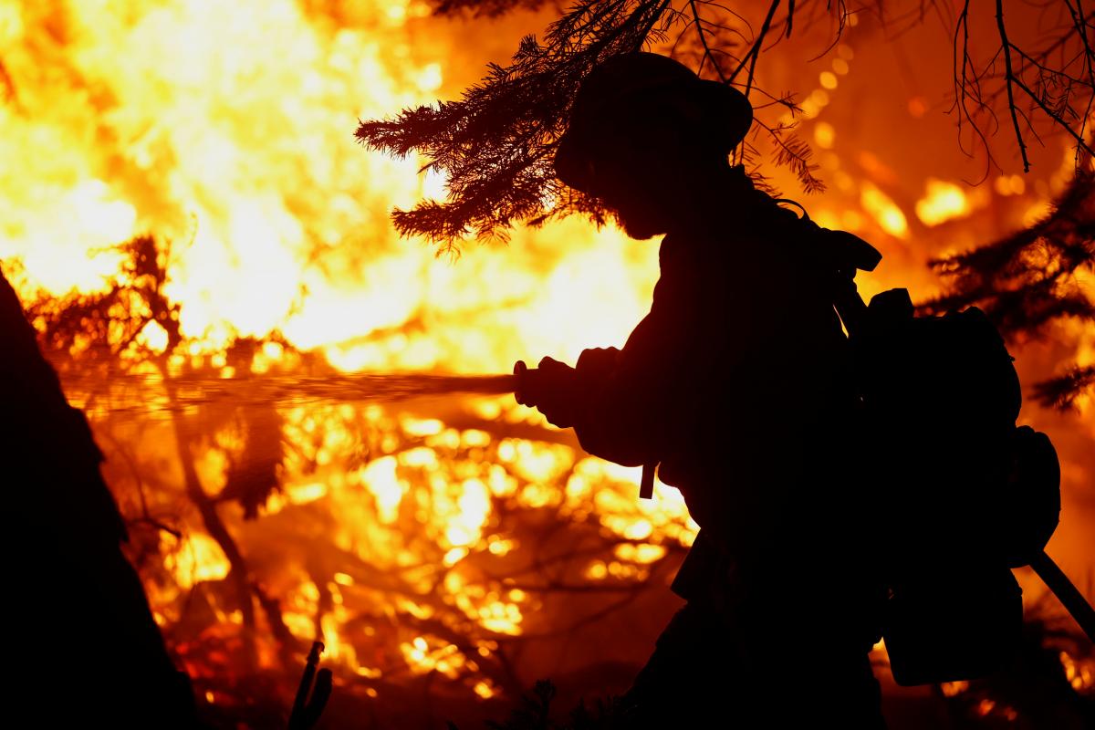 Во время лесного пожара в Калифорнии сформировался вихрь из огня / фото Reuters