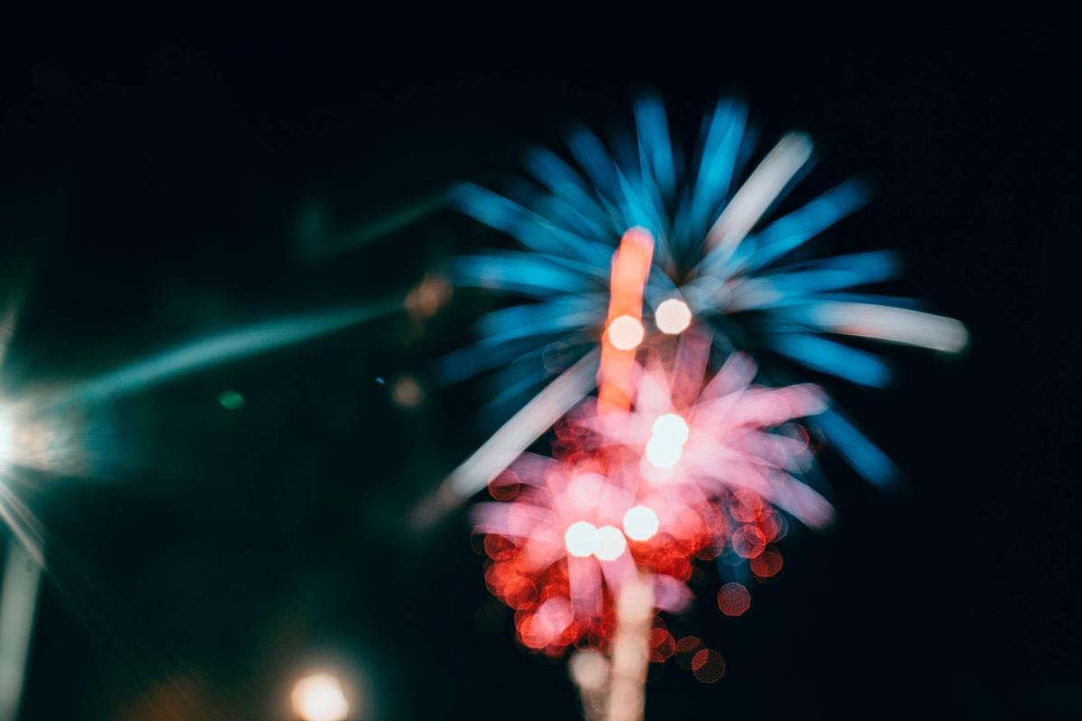 Забороняється продаж та/або передача у будь-який спосіб феєрверків класу F1 особам, які не досягли 16 років / фото Unsplash Забороняється продаж та/або передача у будь-який спосіб феєрверків класу F1 особам, які не досягли 16 років / фото Unsplash