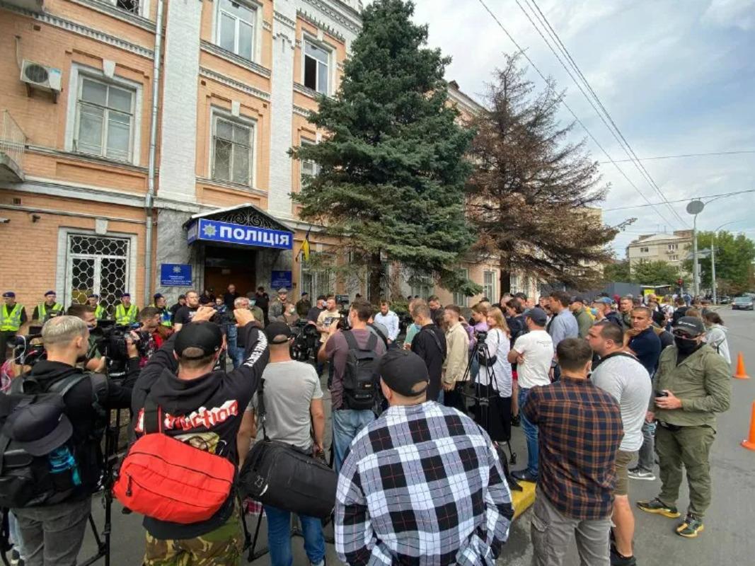 Мітинг на підтримку членів Нацкорпусу біля відділка поліції / фото Сегодня Мітинг на підтримку членів Нацкорпусу біля відділка поліції / фото Сегодня