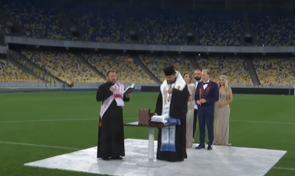 В Киеве молодожены обвенчались на стадионе / скриншот