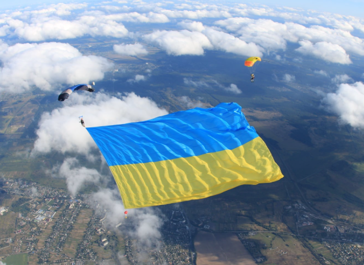 В небе под столицей развернут рекордно большой флаг Украины / фото facebook.com/Вєтрова Лана