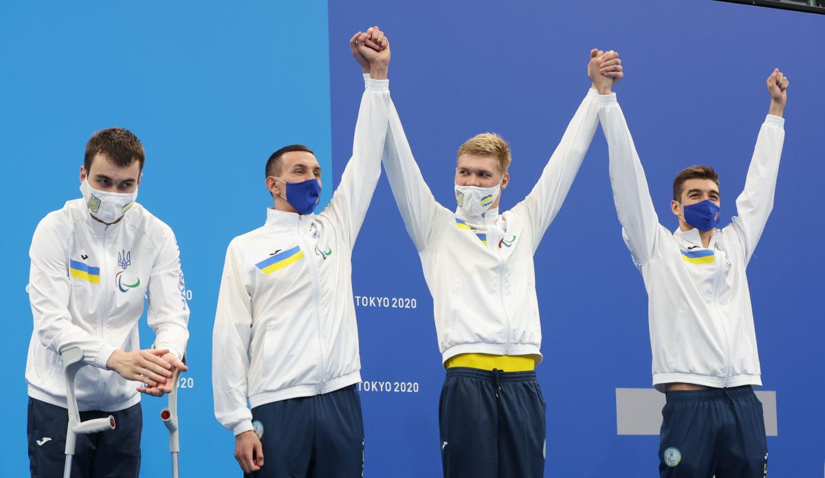 Украинские пловцы взяли бронзу в эстафете / фото REUTERS