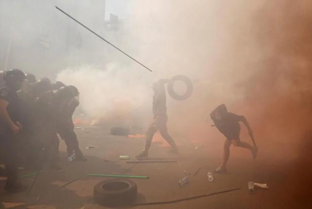 Столкновения на Банковой 14 августа / фото REUTERS Столкновения на Банковой 14 августа / фото REUTERS