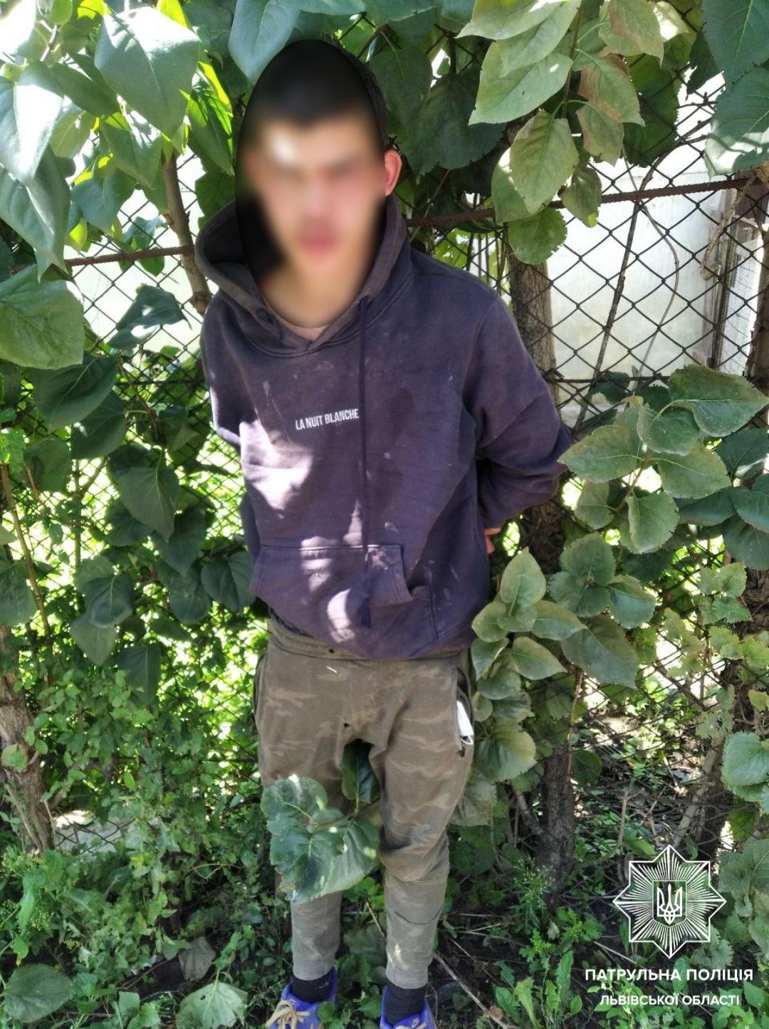 Задержанный грабитель / фото: Патрульная полиция Львовщины Задержанный грабитель / фото: Патрульная полиция Львовщины