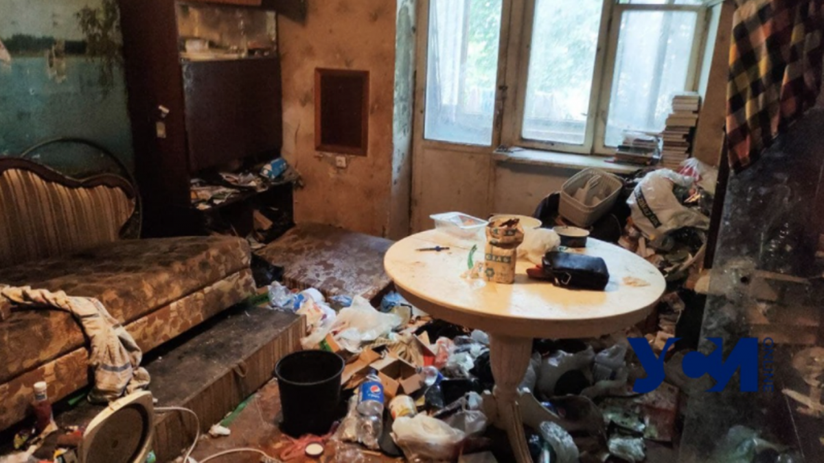 Одесситка превратила квартиру в свалку / фото usionline.com