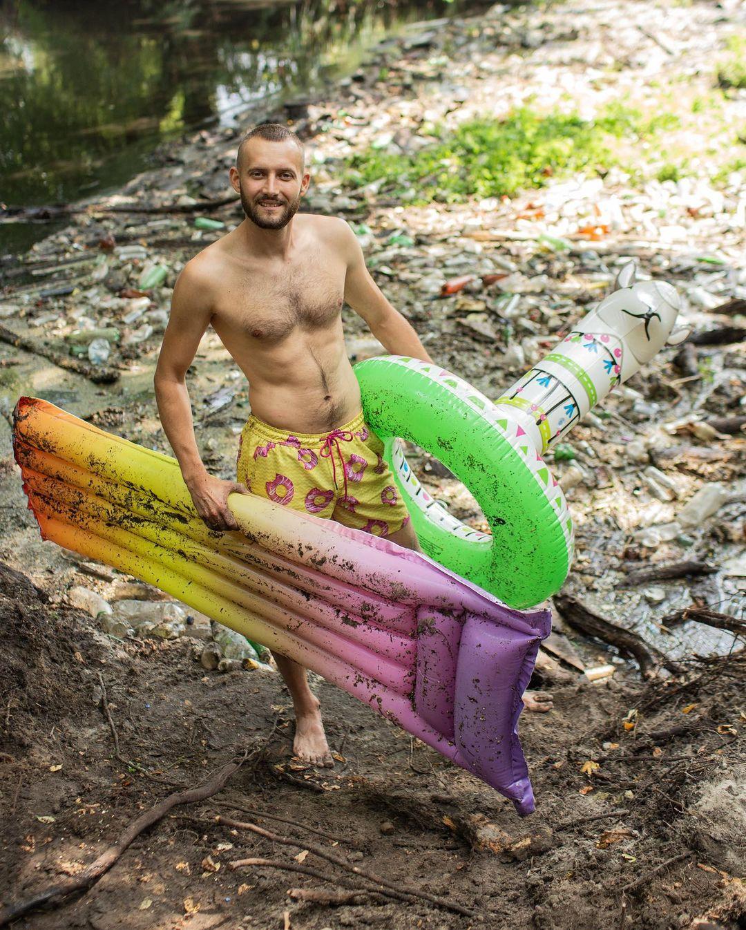 Екоактивіст влаштував фотосесію в купі сміття / фото instagram.com/artprykhodko Екоактивіст влаштував фотосесію в купі сміття / фото instagram.com/artprykhodko
