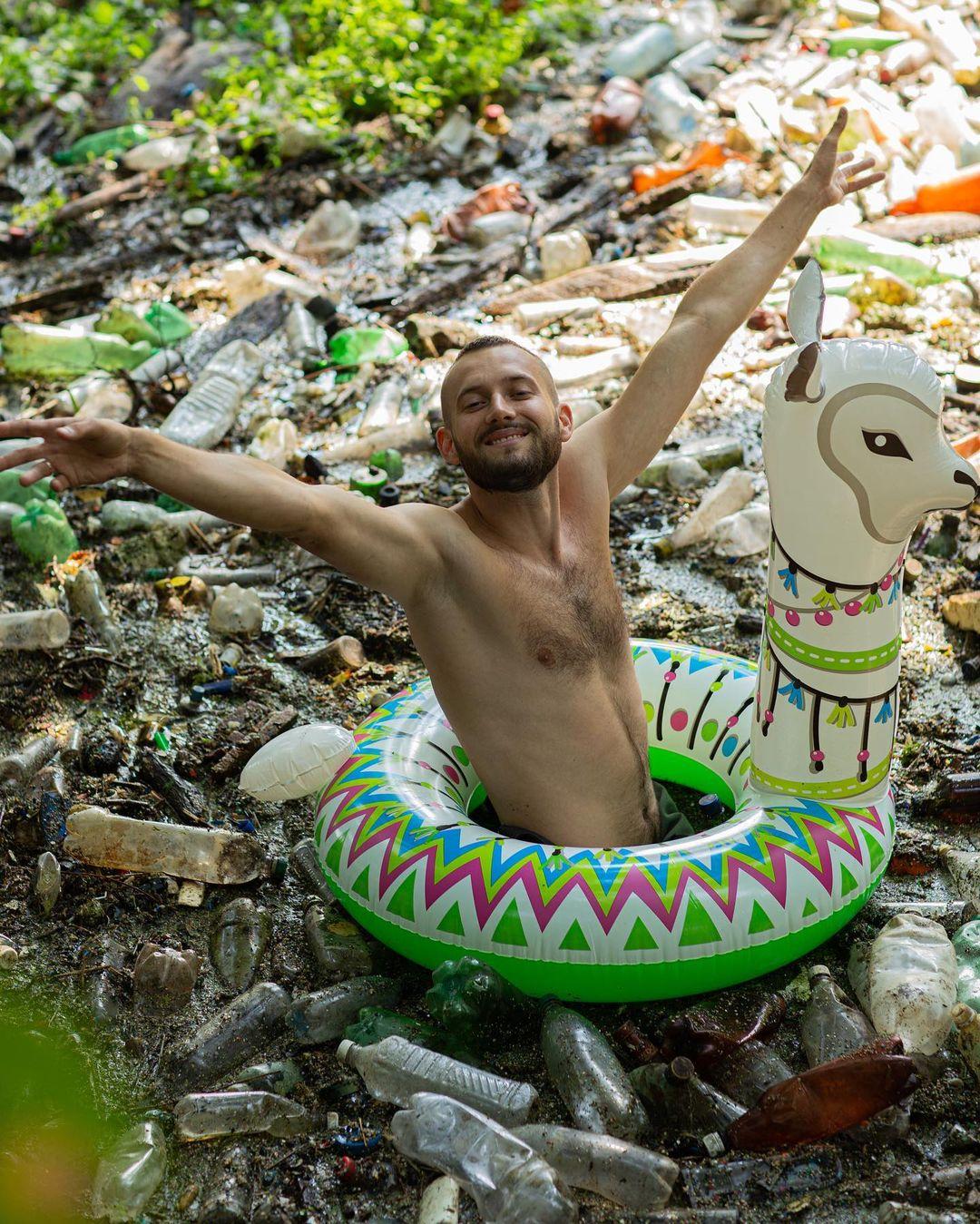 Экоактивист устроил фотосессию в куче мусора / фото instagram.com/artprykhodko