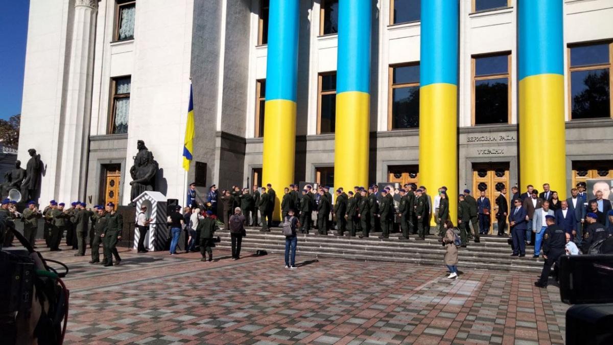 Возле Рады почтили память погибших военнослужащих / фото УНИАН, Таня Поляковская Возле Рады почтили память погибших военнослужащих / фото УНИАН, Таня Поляковская