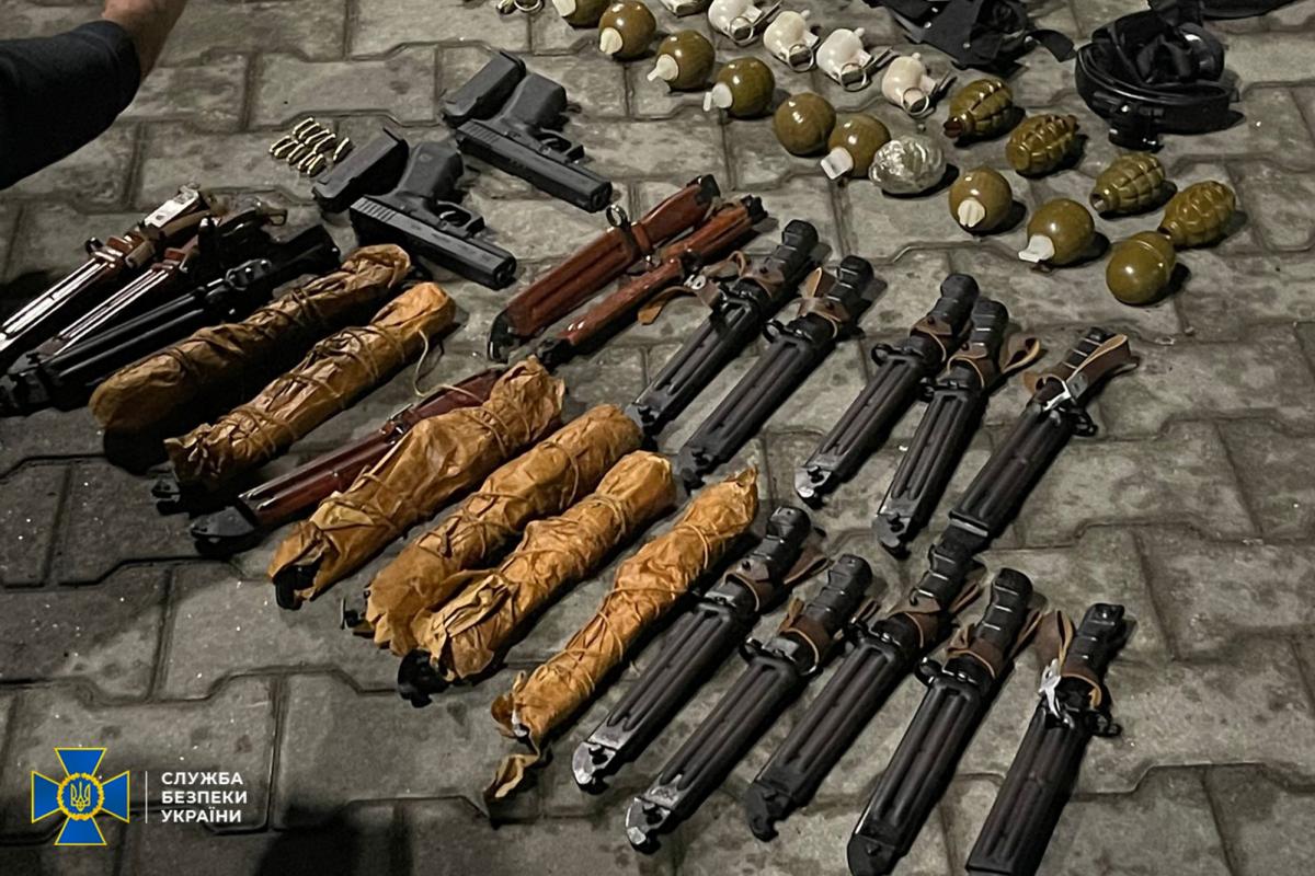 Правоохоронці затримали чоловіка на одній із вулиць міста Мукачево / фото СБУ Правоохоронці затримали чоловіка на одній із вулиць міста Мукачево / фото СБУ