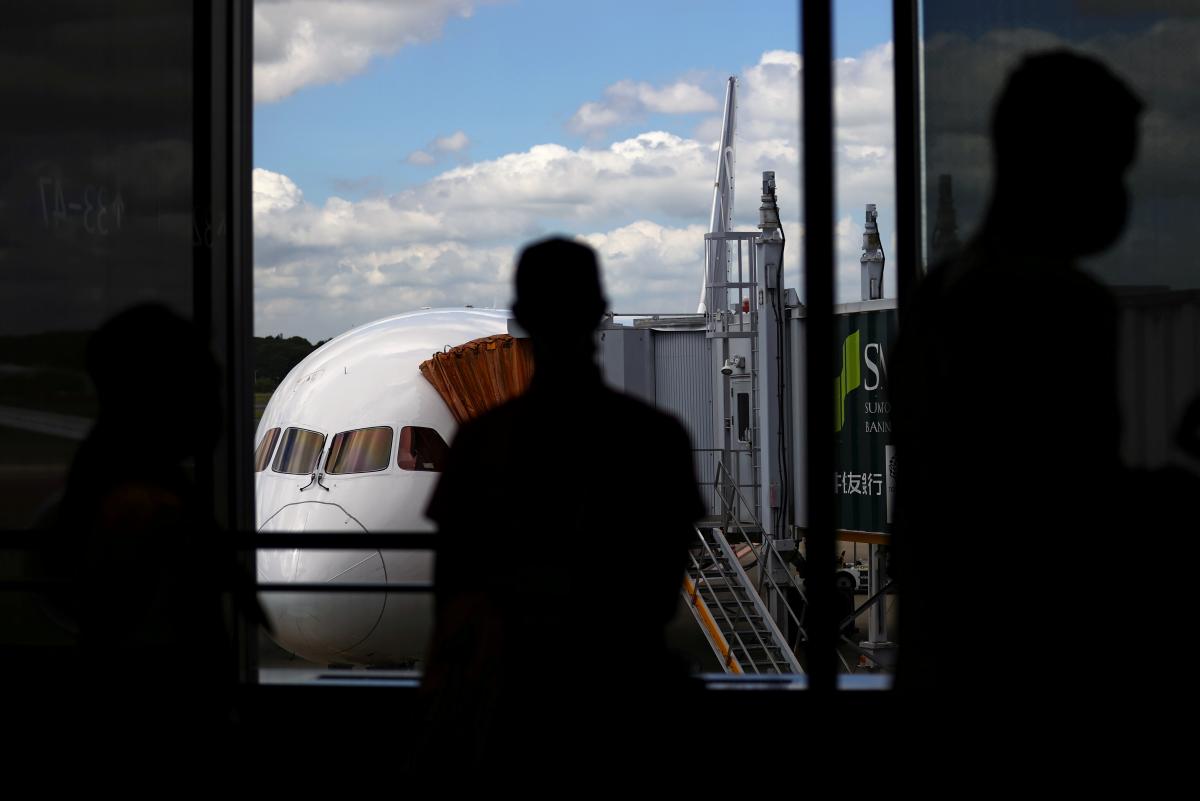ВОЗ советует ограничить путешествия из-за "Омикрона" / фото REUTERS