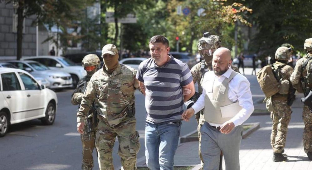 Мужчине, угрожавшему взорвать гранату в Кабмине, инкриминируют захват заложников - Vimarsana News