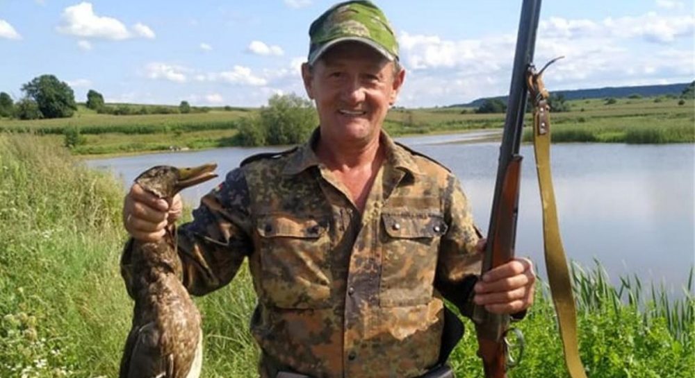 "Зарплаты на еду не хватает?": в сети раскритиковали украинского депутата, похваставшегося отстрелом уток (фото) - Vimarsana News
