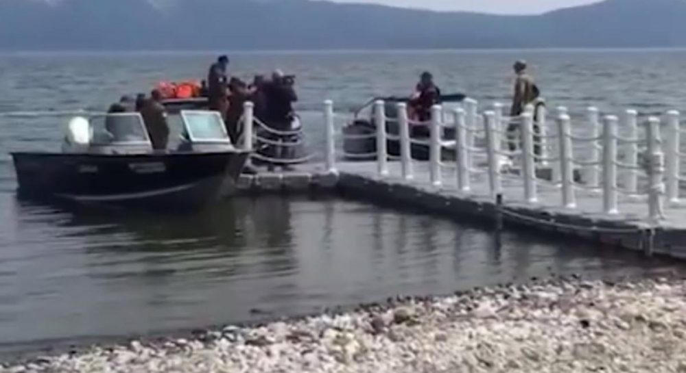 В России в озеро рухнул вертолет с туристами: главные подробности трагедии и возможная причина (видео) - Vimarsana News