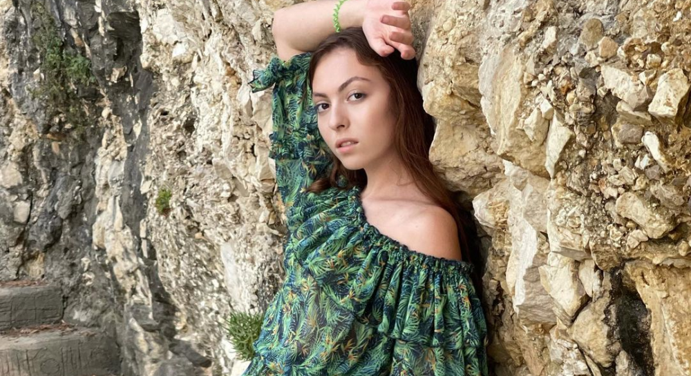 "Готовы трупы жрать": дочь Оли Поляковой облизала окровавленного парня - Vimarsana News