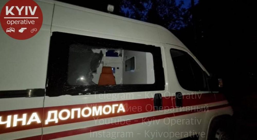 В Киеве неадекватный мужчина с ножом напал на бригаду скорой - Vimarsana News