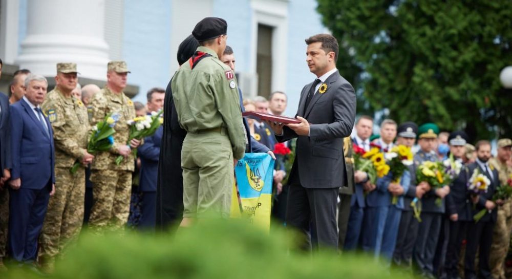 Зеленский присвоил звание Героя Украины двум погибшим военным - Vimarsana News
