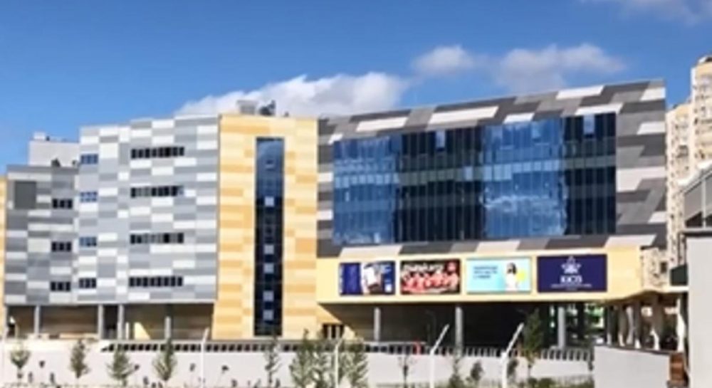 "Воняет в радиусе километра": в Киеве в заливе Днепра у ТРЦ засняли разноцветные пятна (фото) - Vimarsana News