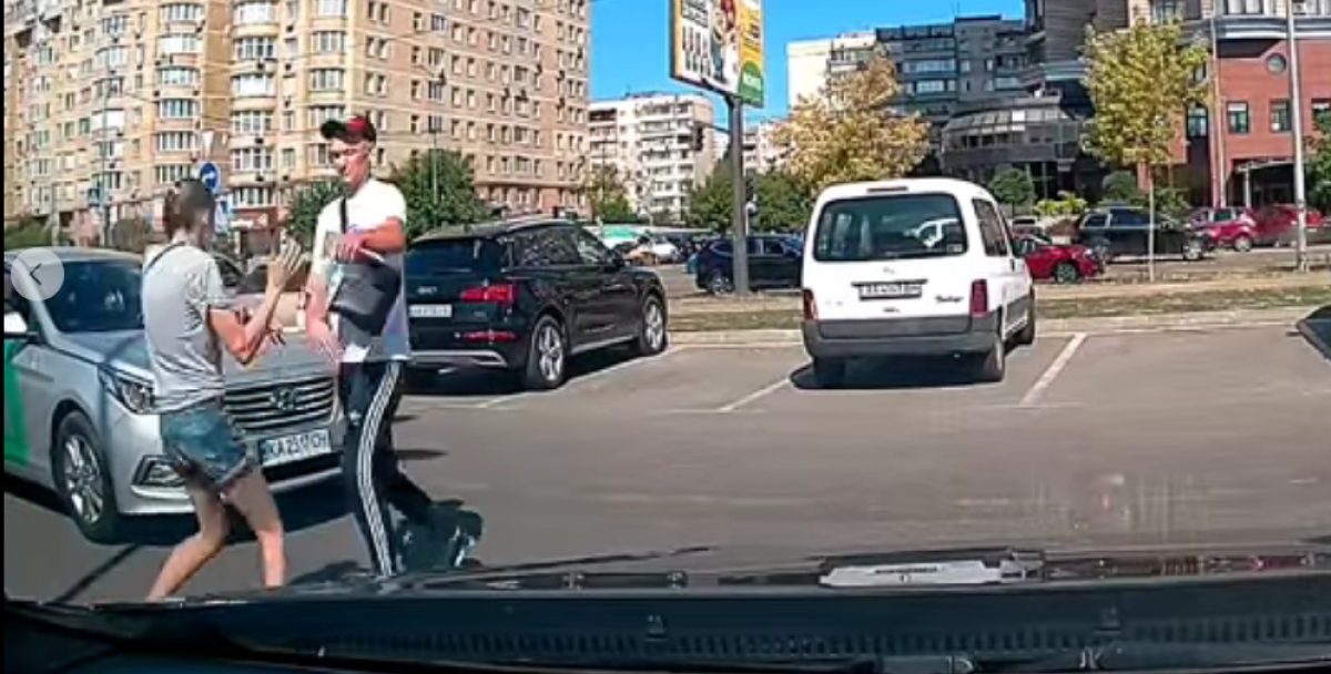 Задул баллончиком: в Киеве таксист устроил потасовку из-за замечания о нарушении ПДД