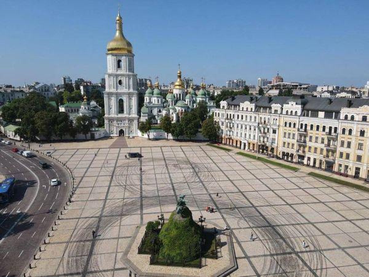 Дрифт на Софийской площади: в Слуге народа прокомментировали инцидент и показали его последствия