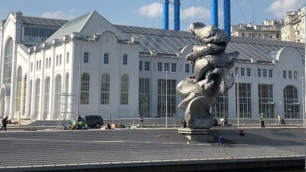 Памятник г*вну: в РФ установили скульптуру в виде большой кучи искусства