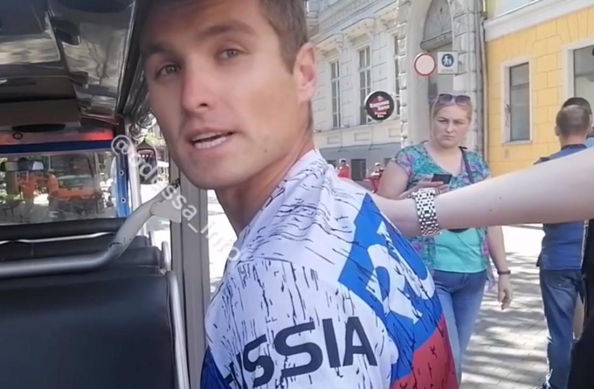 В центре Одессы задержали провокатора-иностранца в футболке с российской символикой