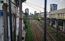 На пригородном вокзале Киева поезд переехал уснувшего мужчину