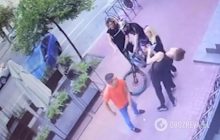 Появилось видео избиения танцора Дорофеевой возле гей-клуба