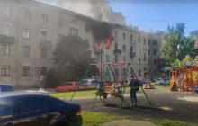 Катающиеся на качелях дети на фоне горящего дома в Питере "взорвали" сеть (видео)