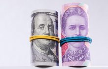 Новорічні валютні гойдалки: який курс візьме гривня у 2022 році