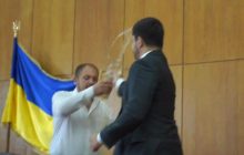 Мэр Конотопа облил водой нардепа-"слугу" Качуру на заседании горсовета (видео)