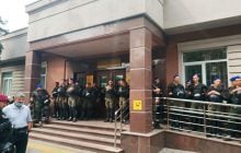 У Києві обирають запобіжний захід членам Нацкорпусу: поліція оточила вхід до суду (відео)