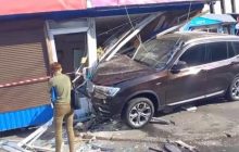 В Киеве BMW X5 снес два киоска у торгового центра (видео)