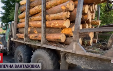 Переламала плече пішоходу: у Рівненській області від лісовоза на ходу відлетіла деталь (відео)