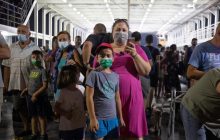 В Афинах медики и соцработники устроили митинг против обязательной вакцинации (видео)