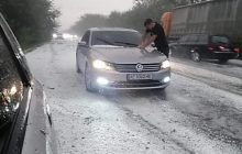 "Сніг" у серпні та хвилі на полях: негода на півдні України здивувала очевидців (відео)