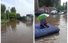 Днепрянин устроил "рыбалку" на матрасе посреди затопленной улицы: появилось курьезное видео