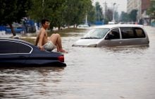 Китай потерпає від нової потужної повені: майже півмільйона постраждалих (відео)