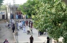 Помочився на килим: у Пакистані натовп мусульман вимагає стратити дитину (фото)