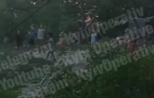 У Києві роми підклали під потяг дерево й закидали вагони камінням - соцмережі (відео)