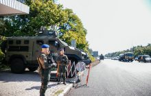 На въезде в Киев нацгвардейцы выставили блокпосты и бронетехнику (фото)