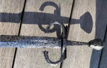 Уникальный меч нашли археологи на Тернопольщине - кому он принадлежал (фото)