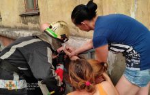 В Кривом Роге дети самодельными наручниками пристегнули мать к перилам (фото)