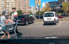"Задув балончиком": у Києві таксист влаштував бійку через зауваження про порушення ПДР (відео)