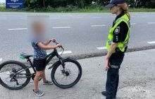 Ехал к бабушке в больницу: в Тернопольской области патрульные остановили на трассе 9-летнего велосипедиста (фото)